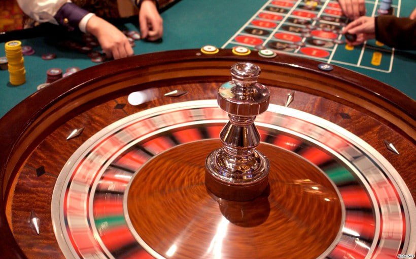 Bàn casino trực tuyến với live dealer trên nền tảng cm888